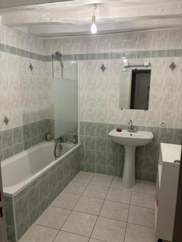 une salle de bain avec un lavabo et une baignoire et un lavabo dans l'établissement Apparemment brissac, à Brissac-Quincé