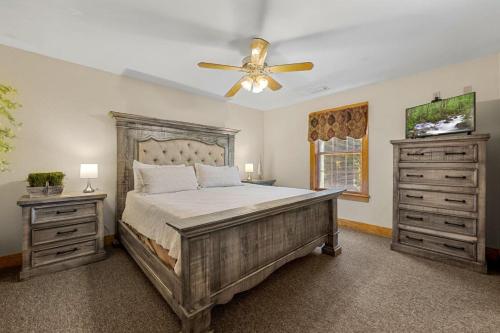 una camera da letto con un letto e un ventilatore a soffitto di Poplar Point Condo Unit 12D by Eden Crest a Pigeon Forge