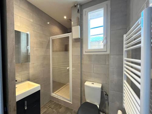 une salle de bain avec toilettes, lavabo et fenêtre dans l'établissement Centre Ville, près de Casino et gare de Monaco, à Beausoleil