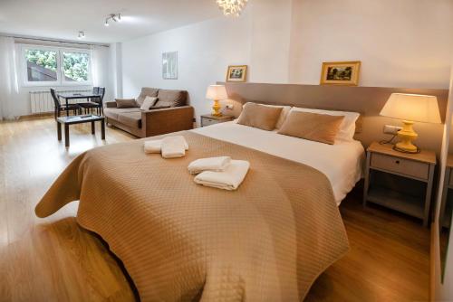 Un dormitorio con una cama grande con dos toallas encima. en Charming Studio with Mountain View in Arinsal - 40m², en Arinsal