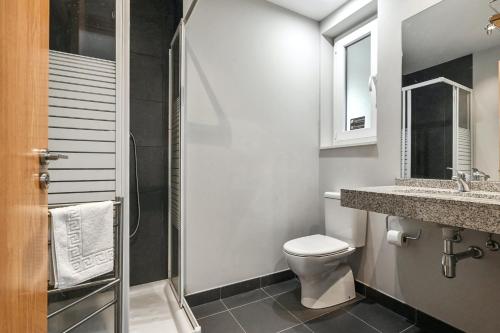 a bathroom with a toilet and a sink and a shower at Studio at Arinsal 100 m away from the slopes with wifi in Arinsal
