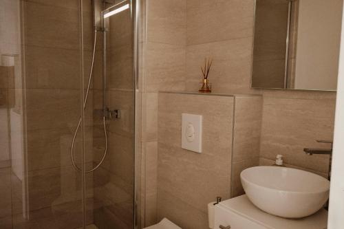 a bathroom with a shower and a toilet and a sink at Studio cocoon hypercentre Carré d'or de Strasbourg in Strasbourg