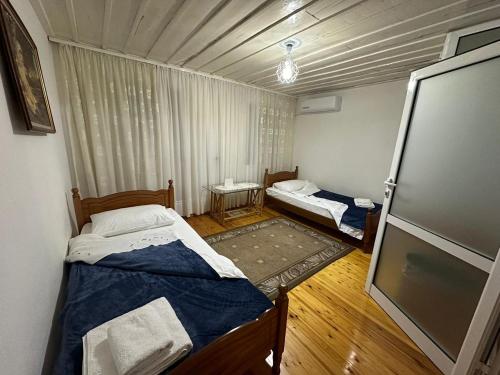 Ένα ή περισσότερα κρεβάτια σε δωμάτιο στο Geri Guesthouse