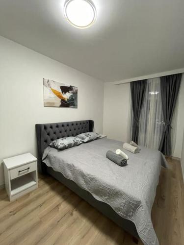 Llit o llits en una habitació de Skyline Residence Apartment