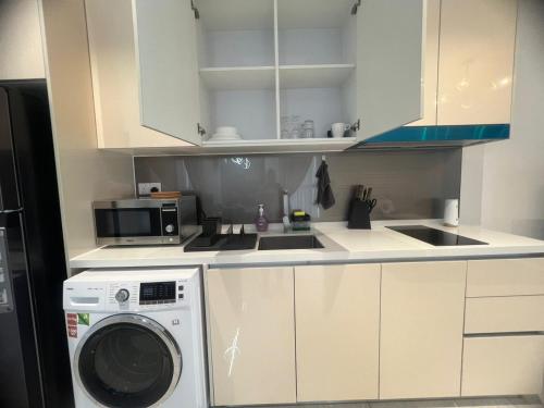 クアラルンプールにあるQUILL APARTMENT SKY 1018のキッチン(洗濯機、電子レンジ付)
