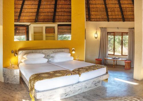 Katil atau katil-katil dalam bilik di Motswari African Retreat & Walking Safaris by NEWMARK