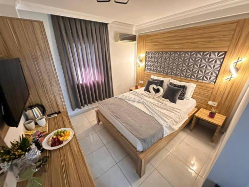 Ένα ή περισσότερα κρεβάτια σε δωμάτιο στο Royal Ezel Hotel