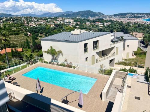 une maison avec une piscine devant dans l'établissement Panoramic Sea View Appartment Blue Pearl, à Nice