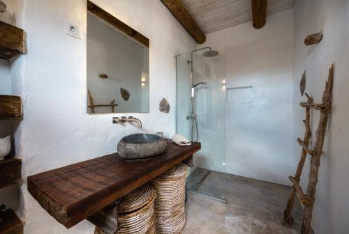 ein Bad mit einem Waschbecken und einem Spiegel in der Unterkunft Finca Luz in Puerto del Rosario