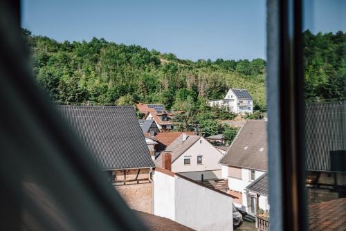 uma vista de uma janela de uma cidade em Schmidtburger Hof em Weiler
