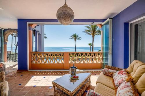 Spacious Seaside Retreat - La Perla del Mar