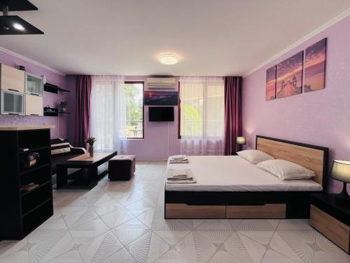 um quarto com uma cama e uma sala de estar em Sea View Rental Iglika Apartments em Golden Sands
