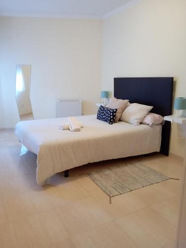 sypialnia z dużym łóżkiem z poduszkami w obiekcie Apartamento Sobradelo w mieście Vilagarcia de Arousa