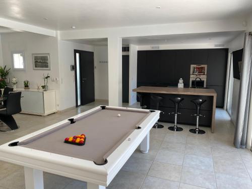 un grand salon avec un billard dans l'établissement Villa Aureliana, à Saint-Raphaël