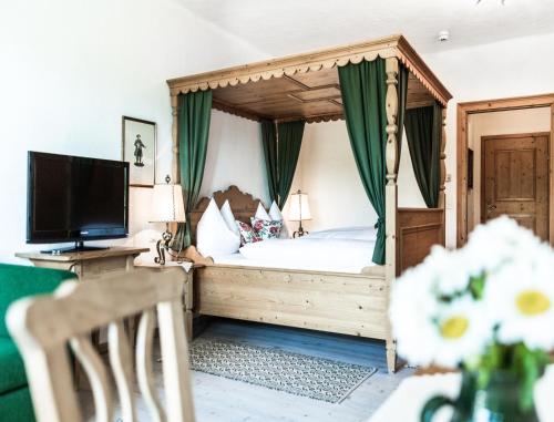 TV a/nebo společenská místnost v ubytování Salzburg Hotel Holznerwirt