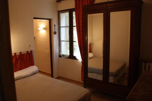 - une chambre avec 2 lits et un miroir dans l'établissement appartement 100 m 2 situé dans pinède et villa familiale, à Ensuès-la-Redonne