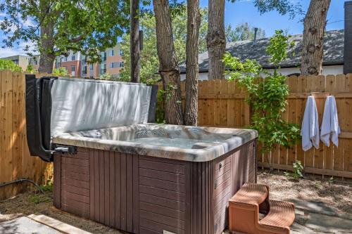 una vasca idromassaggio in un cortile con recinzione di Historical Bungalow Near CSU & Old Town! a Fort Collins