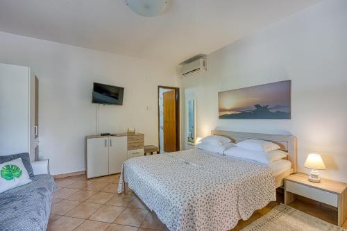 una camera da letto con un letto e un divano di Casa Luka Vareski a Krnica