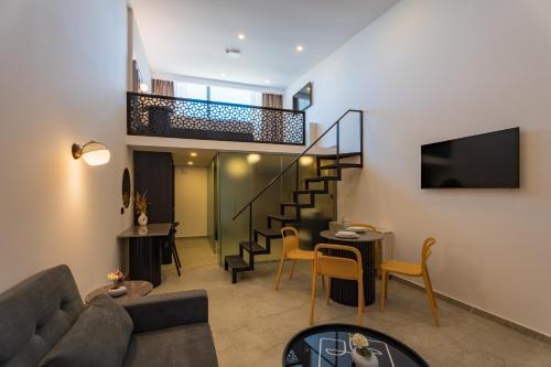 - un salon avec un canapé et un escalier dans l'établissement EcoHeaven Suites, à Amoudara