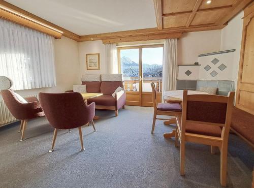 ein Wohnzimmer mit einem Tisch und Stühlen in der Unterkunft Haus Sylvest in Oberstdorf