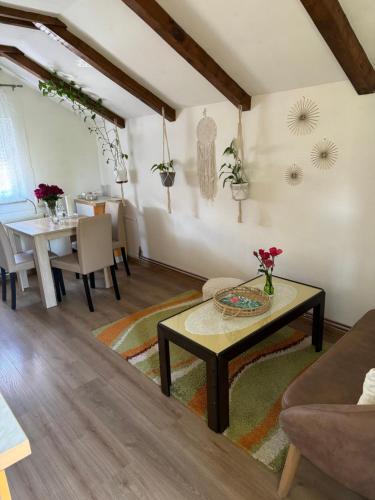 ein Wohnzimmer mit einem Tisch und einem Esszimmer in der Unterkunft Apartments Aida in Bihać