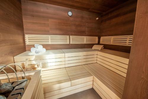 una sauna con paredes de madera y estufa. en Filzstein Resort Haupthaus - Zillertal Arena, Hohe Tauern, Salzburgerland, Krimml, Hochkrimml, en Krimml