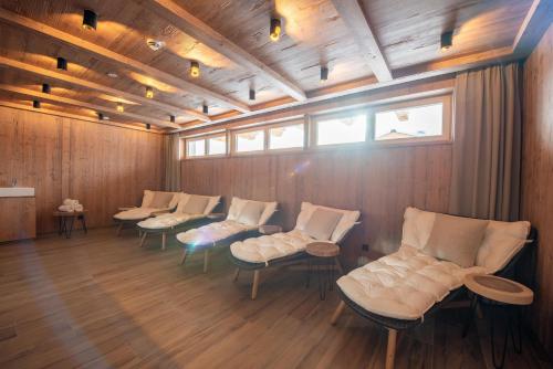 uma fila de cadeiras num quarto com paredes de madeira em Filzstein Resort Haupthaus - Zillertal Arena, Hohe Tauern, Salzburgerland, Krimml, Hochkrimml em Krimml