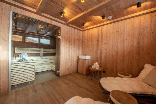uma sala de estar com paredes de madeira e um sofá em Filzstein Resort Haupthaus - Zillertal Arena, Hohe Tauern, Salzburgerland, Krimml, Hochkrimml em Krimml