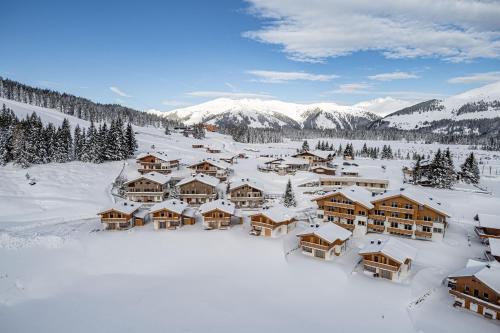 uma vista aérea de um resort na neve em Filzstein Resort Haupthaus - Zillertal Arena, Hohe Tauern, Salzburgerland, Krimml, Hochkrimml em Krimml