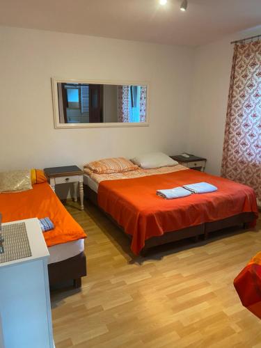 - une chambre avec 2 lits et un miroir dans l'établissement Agroturystyka Pod Podkową, à Mrągowo