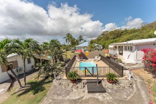 - une vue aérienne sur une maison avec une piscine dans l'établissement Maison de 2 chambres avec piscine partagee jardin clos et wifi a Saint Francois a 3 km de la plage, à Saint-François