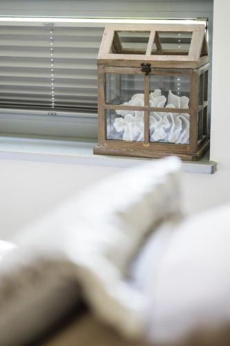 a wooden box with white towels in a window at Baltic Apartments in Pobierowo