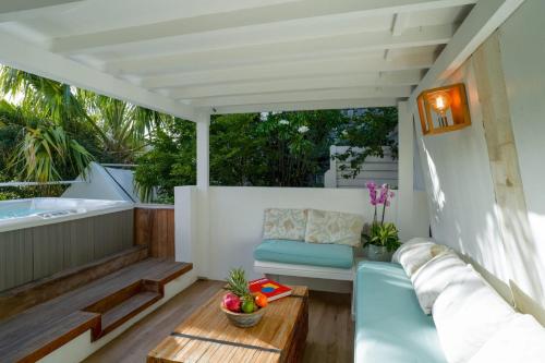 One bedroom bungalow with shared pool jacuzzi and furnished terrace at Saint Barthelemy