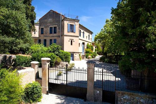 une grande maison avec une clôture devant dans l'établissement Château des Riaux, à Carcès
