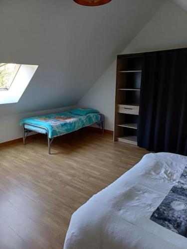 - une chambre avec un lit et un banc dans l'établissement Maison au calme bord de mer, à Jullouville