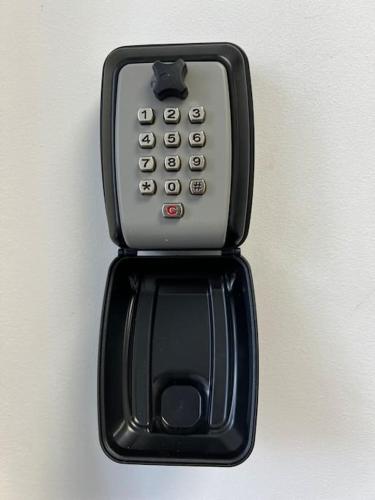 un téléphone portable est fixé à un mur dans l'établissement Cosy studio aux portes de Paris, à Bagneux