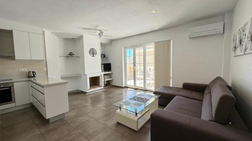 El MoncayoにあるApartamento Portico Playa Guardamarのソファとテーブルのあるリビングルーム