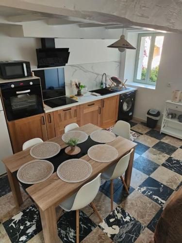 - une cuisine avec une table et des chaises en bois dans la chambre dans l'établissement Maison corse - cap corse, à Sisco