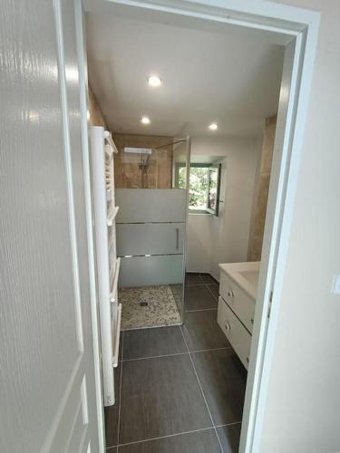 La salle de bains est pourvue d'un dressing et d'une baignoire. dans l'établissement Maison corse - cap corse, à Sisco