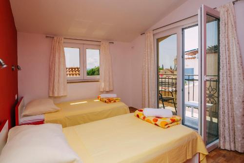 Katil atau katil-katil dalam bilik di Apartments Center with free private parking