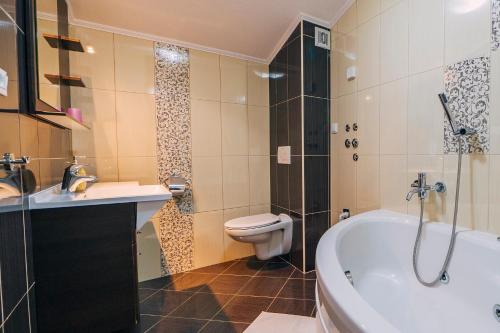 Bilik mandi di Apartments Center with free private parking