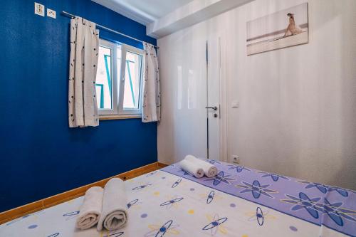 Katil atau katil-katil dalam bilik di Apartments Center with free private parking