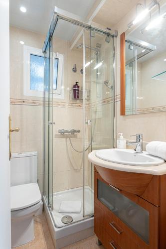 a bathroom with a shower and a toilet and a sink at 3 Bdr Apt In Cornella 5 Mins Form The Metro in Cornellà de Llobregat