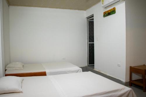 Zimmer mit 2 Betten und einem Fenster in der Unterkunft Casa Turística Macarena Tierra salvaje in La Macarena