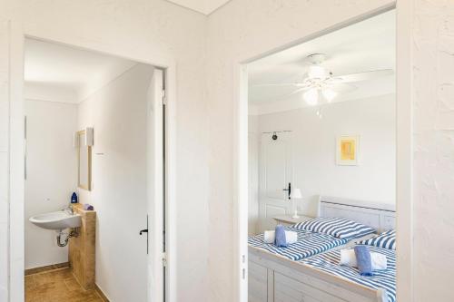 une chambre blanche avec un lit et un miroir dans l'établissement Charming villa in LES ISSAMBRES with SEA VIEW and swimming pool, aux Issambres