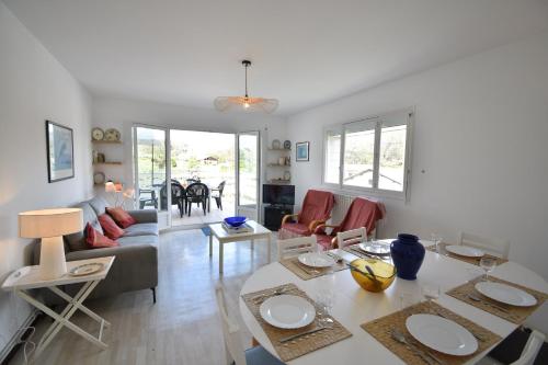 un salon avec une table et un canapé dans l'établissement Ben et sou - Hossegor appartement avec agréable terrasse au premier étage d'une villa, à Soorts-Hossegor