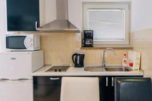 Dapur atau dapur kecil di Apartments Center with free private parking