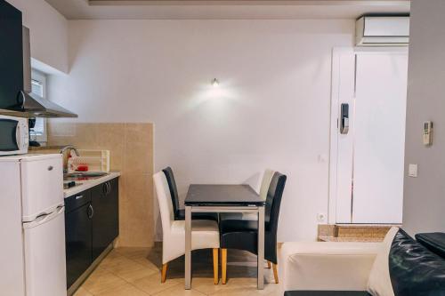 Dapur atau dapur kecil di Apartments Center with free private parking