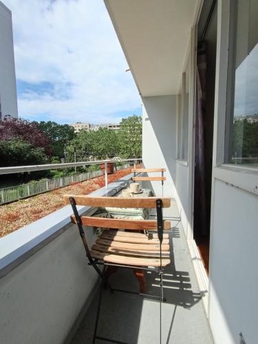 une rangée de bancs assis sur un balcon dans l'établissement Chambres COSY PARIS CENTRE au Pied du metro, à Paris