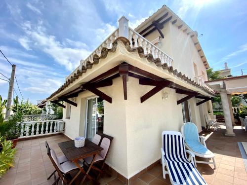 uma pequena casa com uma mesa e cadeiras num pátio em Karma Villa with views by HLCLUB Agency em Sant Pere de Ribes